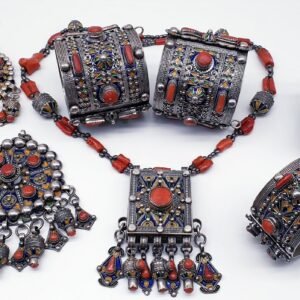 bijou circulaire décoratif en corail et argent