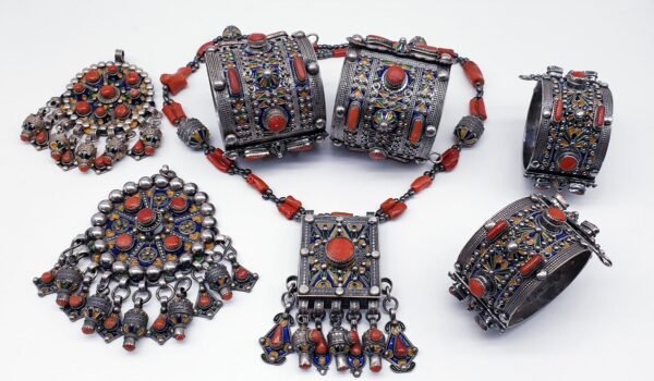 bijou circulaire décoratif en corail et argent