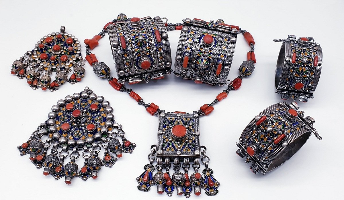 bijou circulaire décoratif en corail et argent